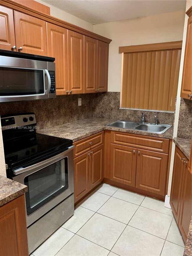 Building Photo - 8820 Fontainebleau Blvd