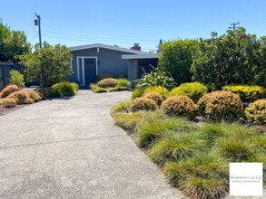 Building Photo - CHARMING 3BR/2BA W/ NEW LAM FLRS, NEW STOV...
