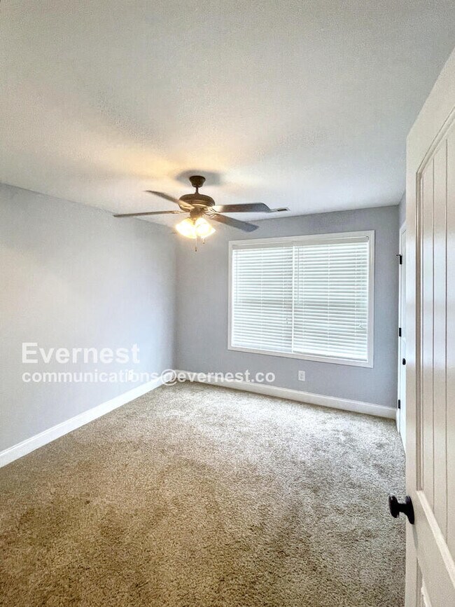 Building Photo - 650 Fox Hound Dr