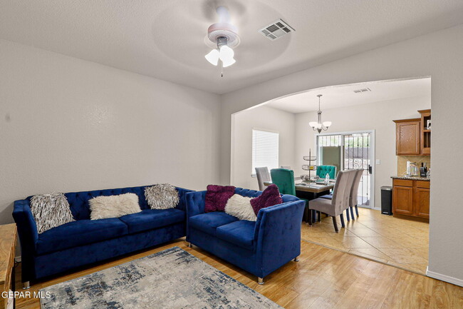 Building Photo - 2057 Shreya St