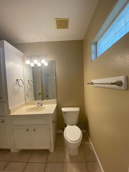 Building Photo - 1209 Swallow Ave