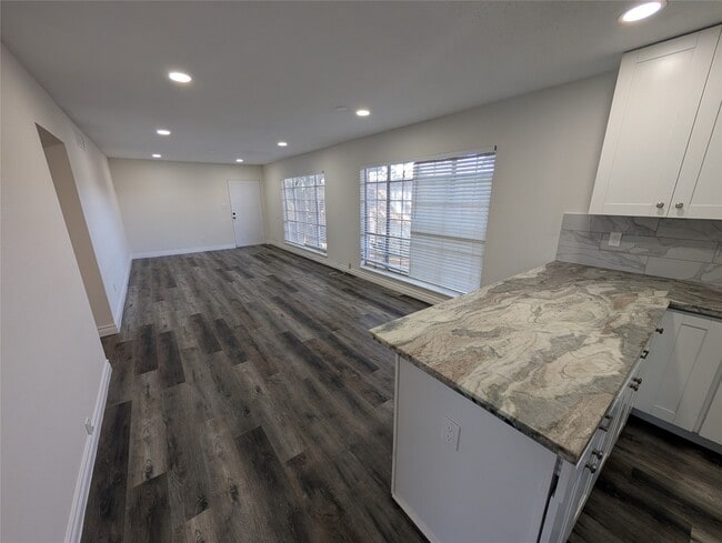 Building Photo - 2101 Fountain View Dr