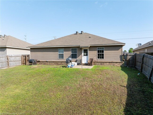Building Photo - 2409 Crestview Ln