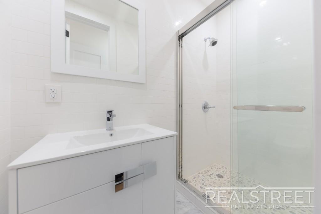 Building Photo - Brand New Large 3 Bed 2 Bath in Bushwick Townhouse!