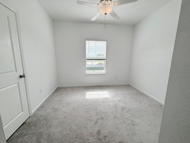 Building Photo - Like New Home In Highland Chase