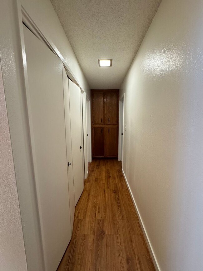 Building Photo - Condo in Southwest Bakersfield