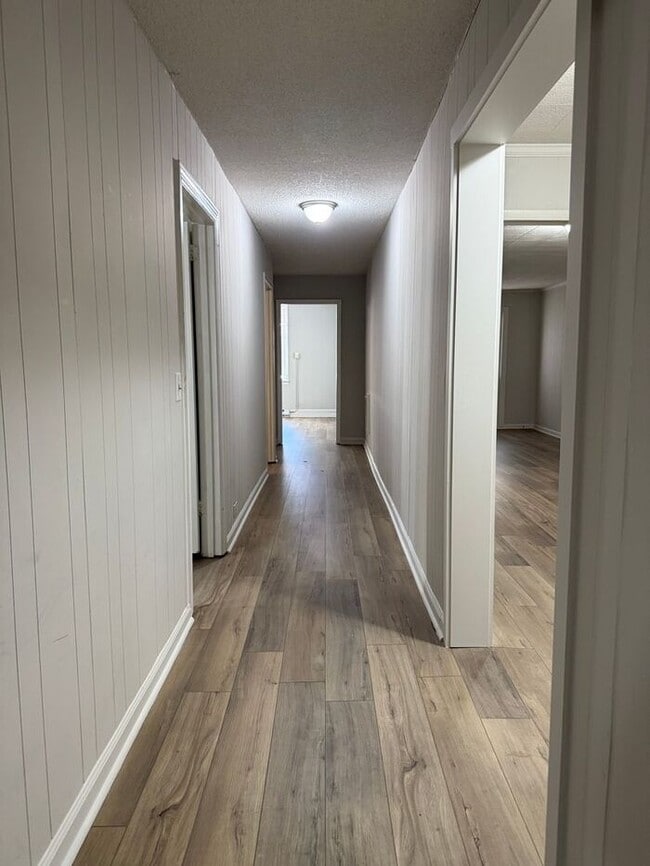 Building Photo - Renovated 4 Bedroom Duplex Unit in South Nashville - Pet Friendly!