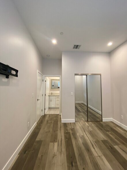 Building Photo - 3955 S Budlong Ave