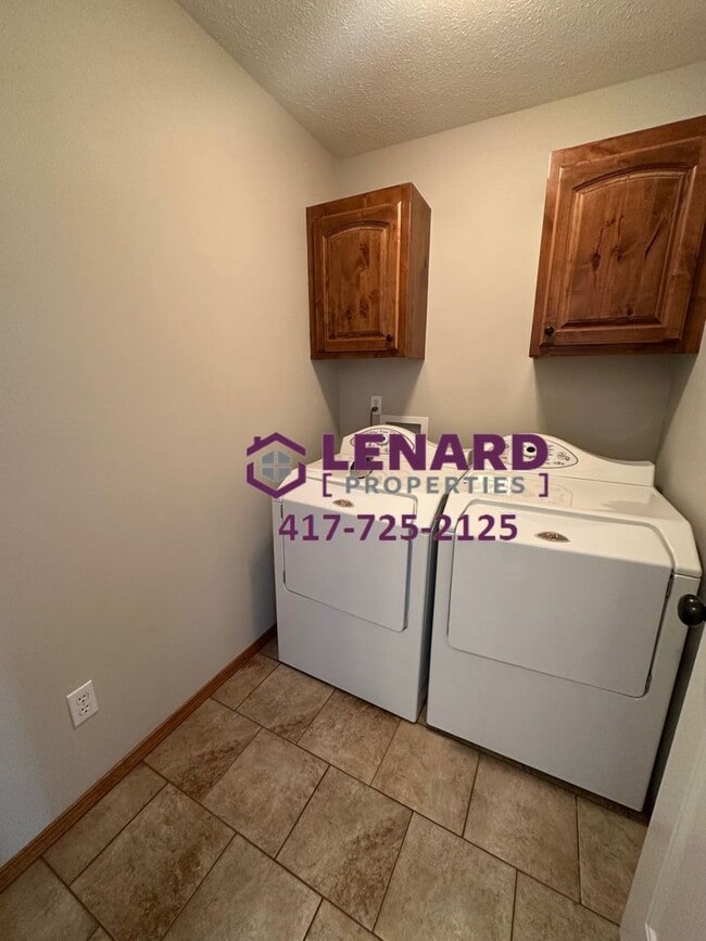 Building Photo - Spacious 3 Bedroom Home Ready for Move In!