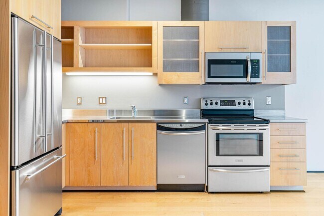 Building Photo - Stylish, south-facing 1-bdrm/1-bath loft in the Pearl—Deeded parking & storage