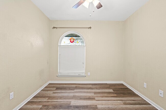 Building Photo - 2413 Phyllis Dr