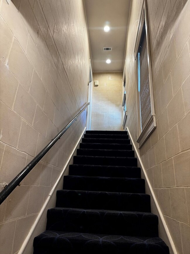 Building Photo - Cute 2 bedroom, 1 bath upstairs duplex in ...