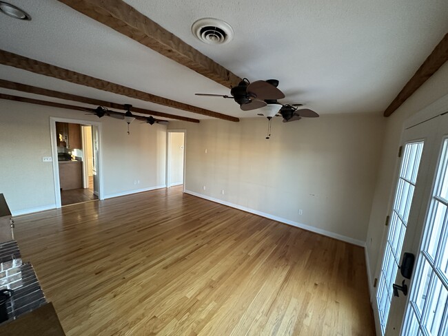 Building Photo - 598 N Trotman Rd