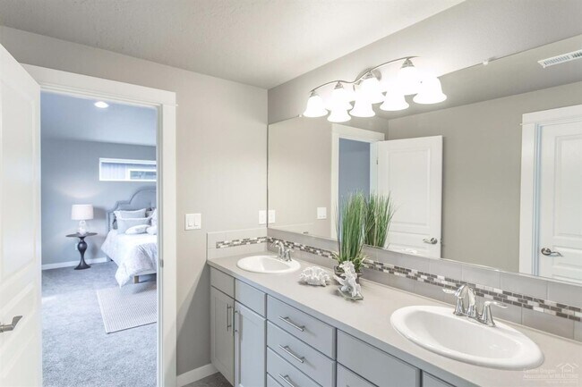 Building Photo - Newer Redmond Home with Extended 2 Car Gar...