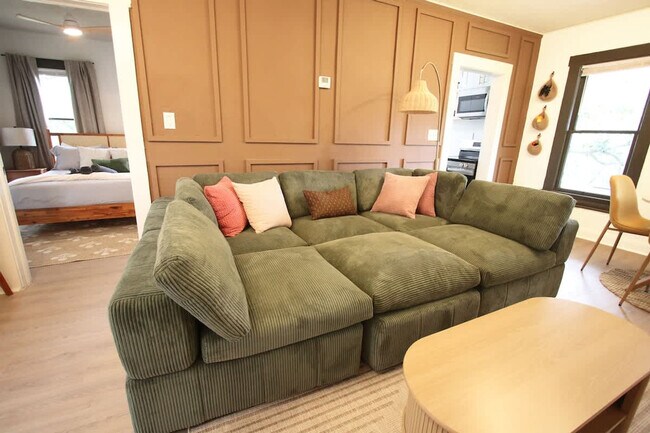 Building Photo - 102 W Emma St