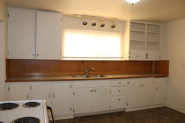 Building Photo - 2 Bedroom House