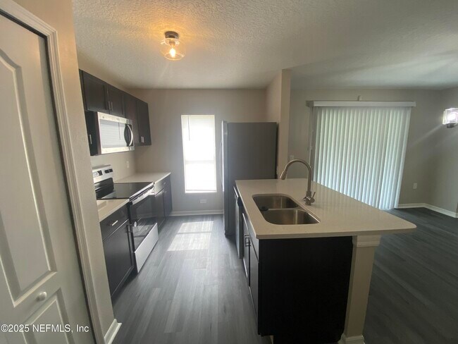 Building Photo - 11859 Lake Bend Cir