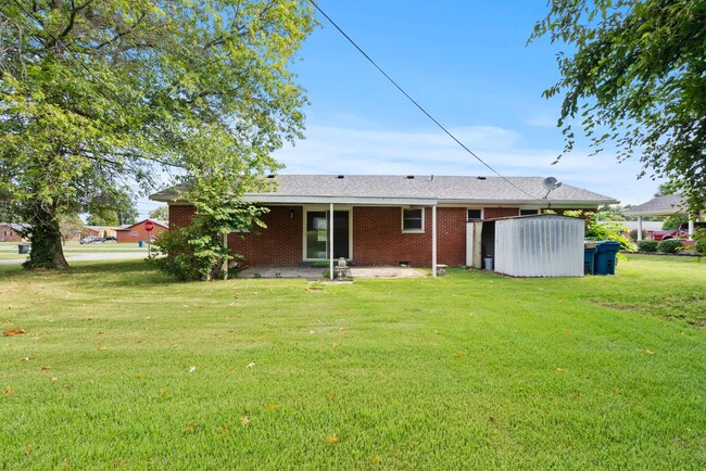 Building Photo - 610 Greenbriar Dr