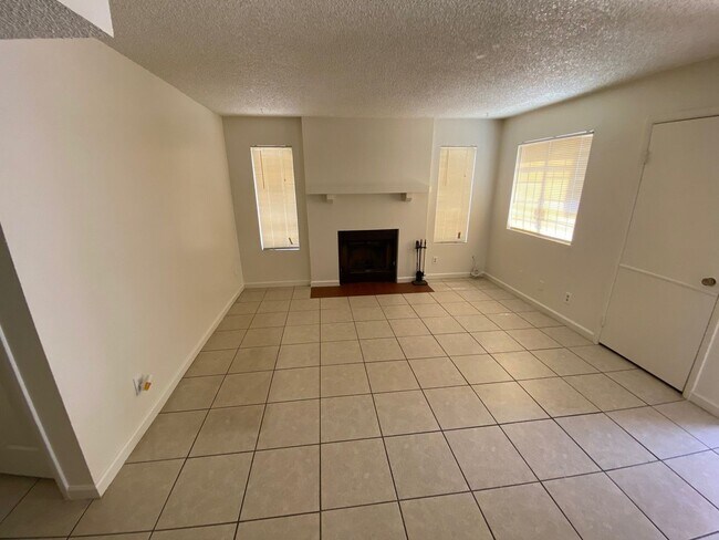 Building Photo - 2 bed downstairs unit