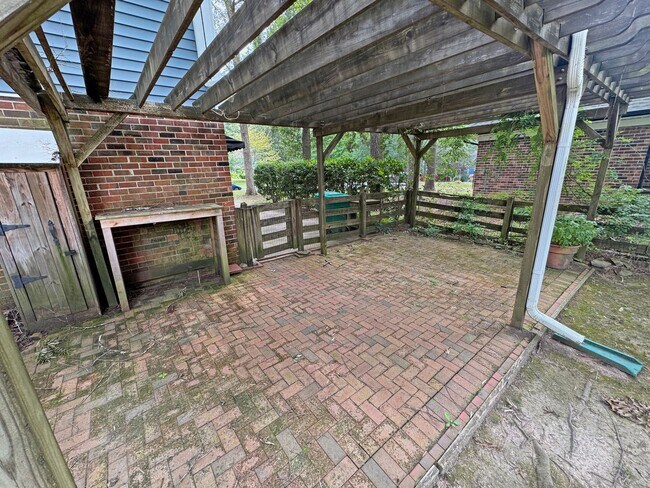 Building Photo - Spacious 4BR/2.5BA Home in Prime West End ...