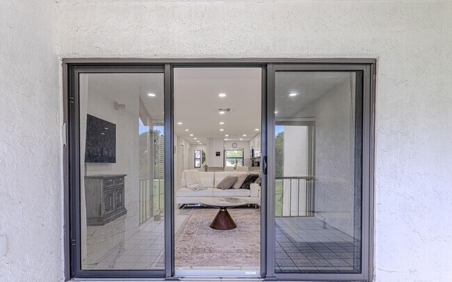 Building Photo - 8545 Casa Del Lago