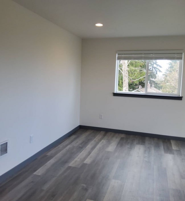 Building Photo - 1611 Lakeway Dr