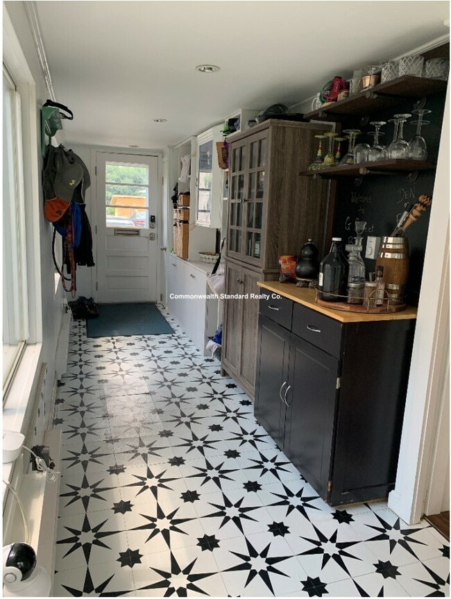 Building Photo - 53 Gale St