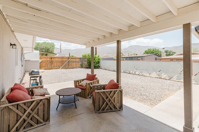 Building Photo - Cozy 2 Bed 2 Bath Home - Fully Furnished