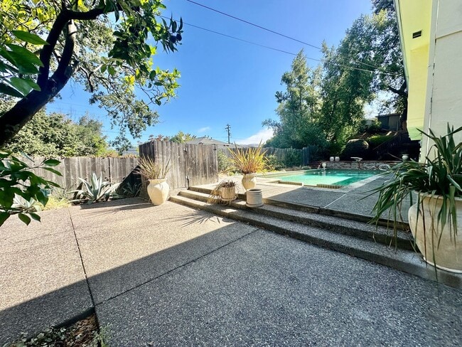 Building Photo - 9 Bungalow Ave
