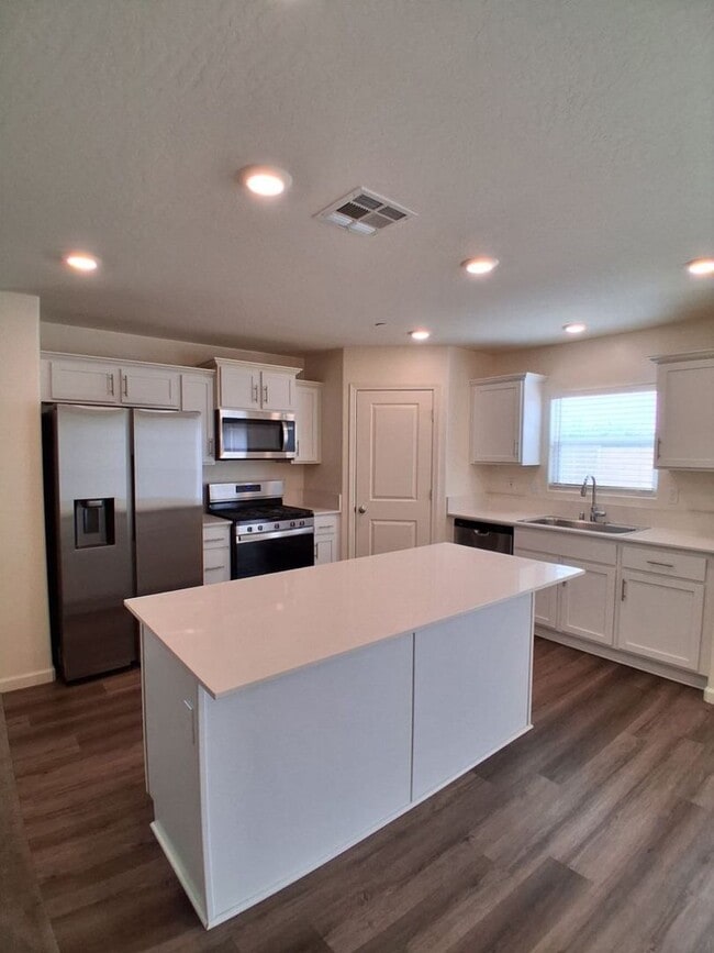 Building Photo - PRICE REDUCTION + MOVE-IN SPECIAL! Beautiful Home in Madera!