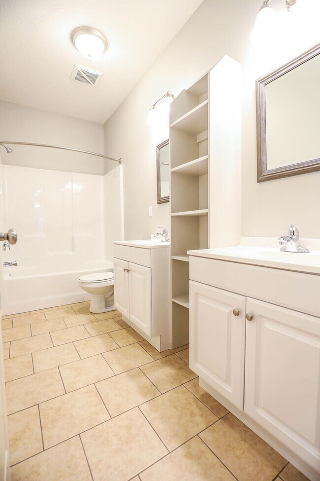 Building Photo - Spacious 5 bed 2 bath Downtown Springfield...