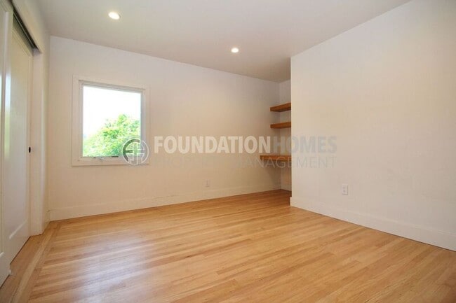 Building Photo - 107 Bretano Way