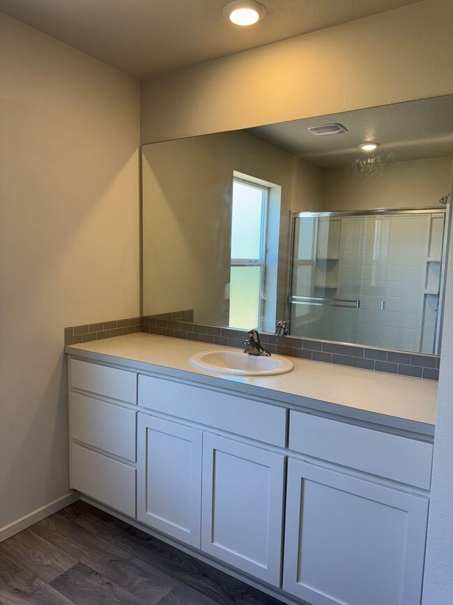 Building Photo - 4 bedroom 2.5 bathrooms in the beautiful M...