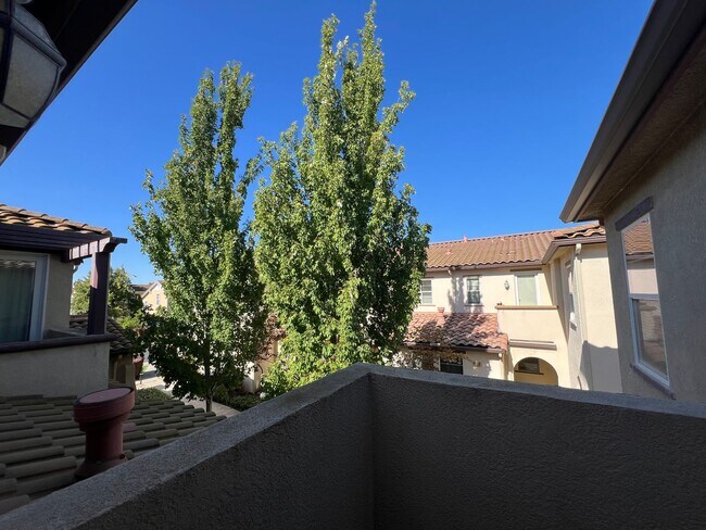 Building Photo - 3 Bd, 2.5 Ba Condo in Elk Grove