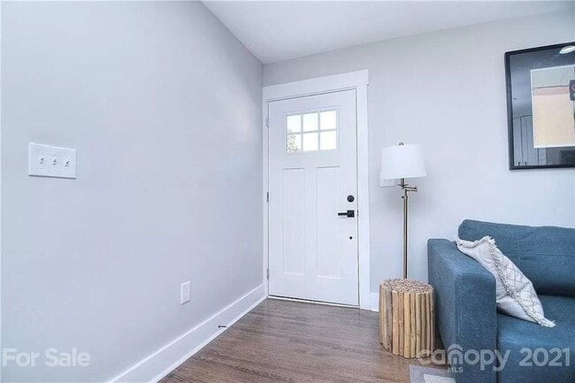 Building Photo - Remodeled 3 bed, 2 bath home in Plaza-Shamrock!