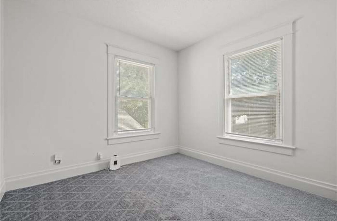 Building Photo - 122 N White Ave