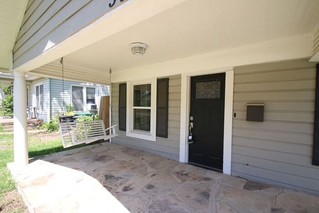 Building Photo - (("Wake Up in a Home YOU Love")) 2/2 STUNNING House Close to Exciting Downtown Fort Worth! An ABS...