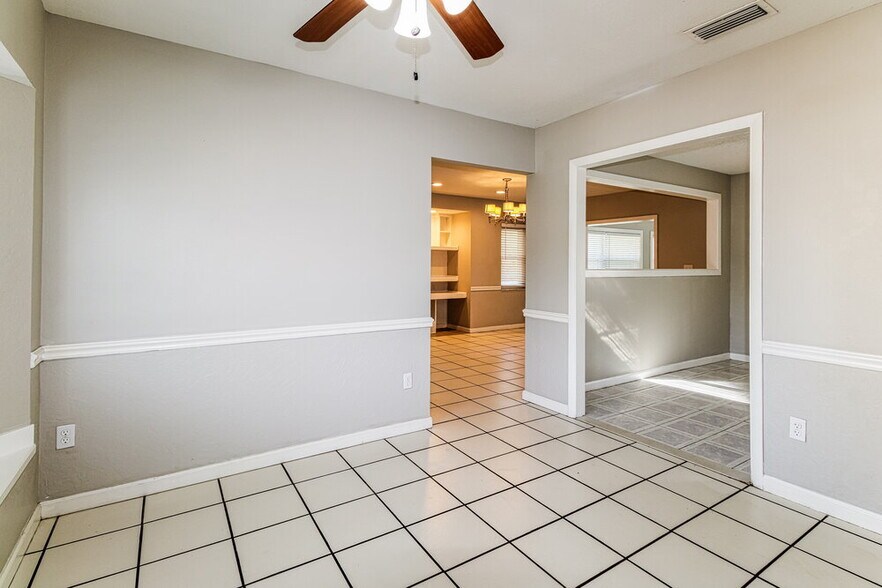 Building Photo - 15640 Little Ranch Rd