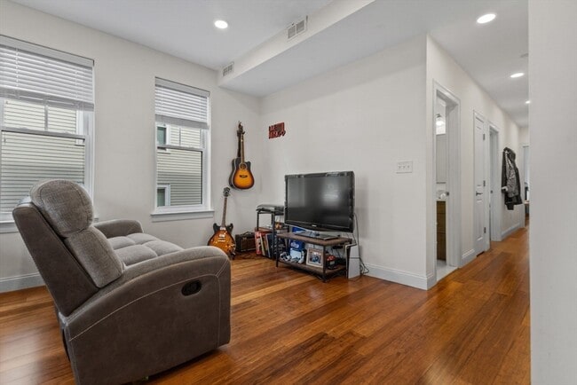 Building Photo - 44 W Eagle St