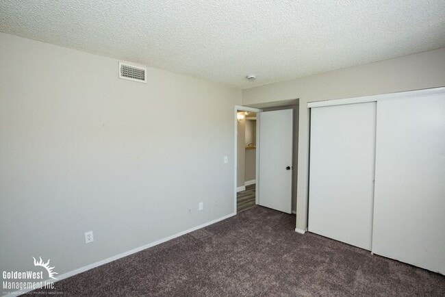Building Photo - Beautifully Updated 2Bdm 1Ba Unit in a Gat...
