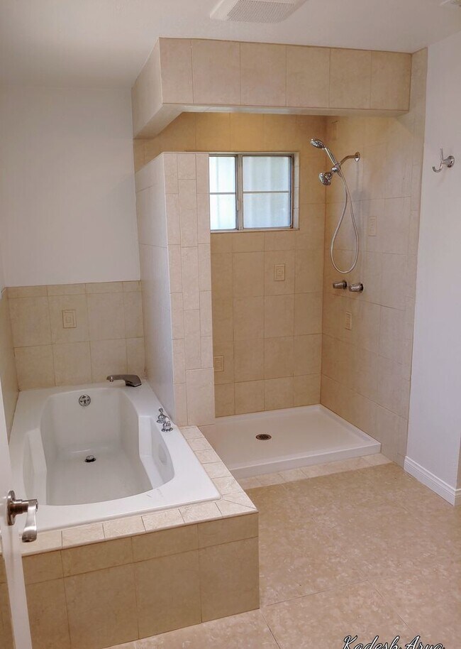 Building Photo - Built for 6 | Walk to San Diego State University | 5BR House + Yard