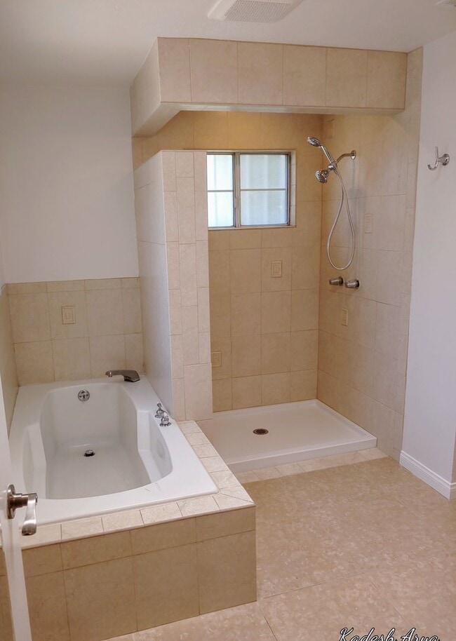 Building Photo - Large 5 Bedroom 3 Bath House that Sleeps 6...