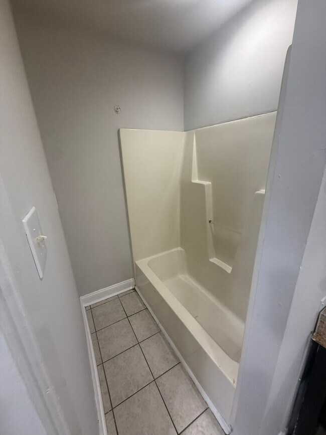 Building Photo - 4-bedroom, 2 full bathroom, 1 story house
