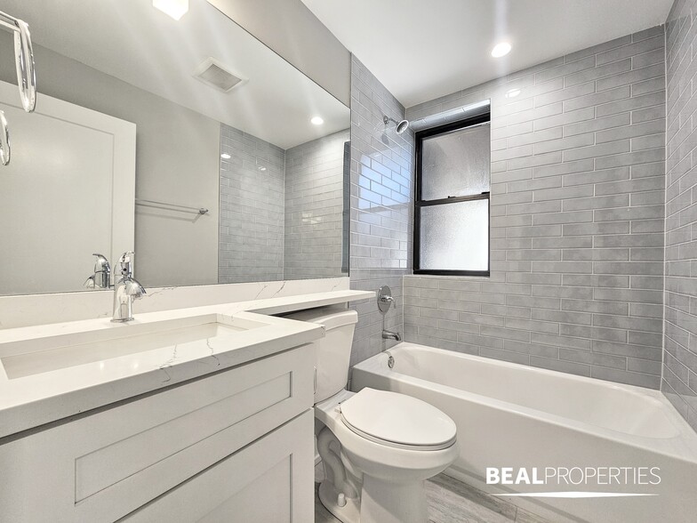 Building Photo - 3935 N Janssen Ave