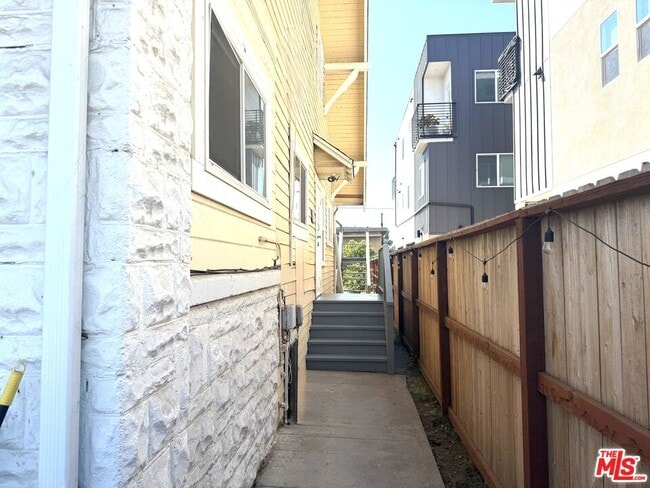Building Photo - 1633 S New Hampshire Ave