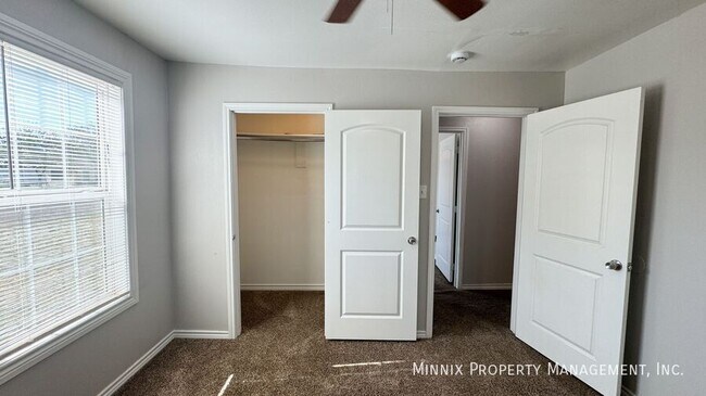 Building Photo - 755 W Knox St