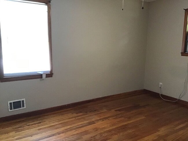 Building Photo - 10 Hampton Dr