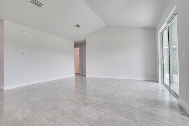Building Photo - 388 SW Vista Lake Dr