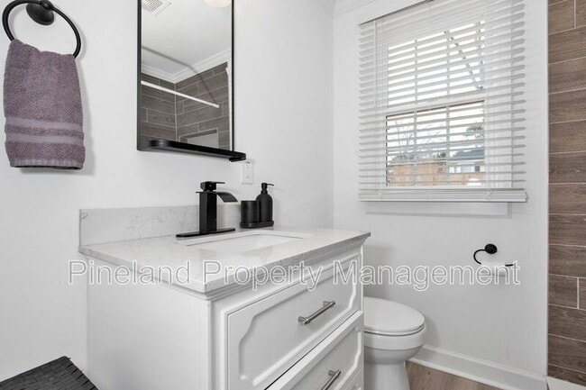 Building Photo - 506 Cross St