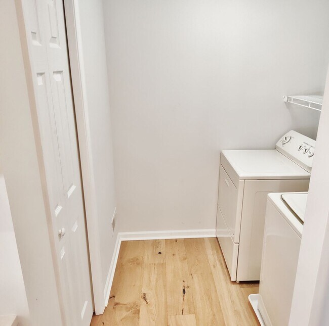 Building Photo - 3 Bed / 2-1/2 Bath Single Family Home